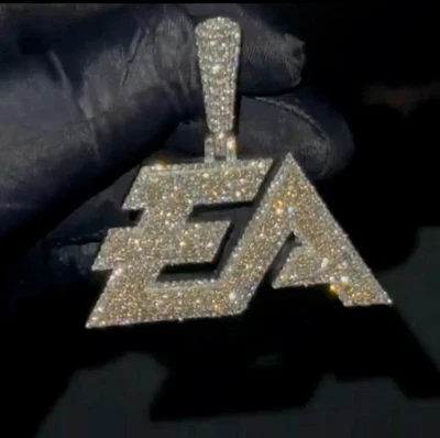 Colgante de moissanita real de corte redondo de 3,50 quilates con letra EA para hombre enchapado en oro blanco de 14 k Foto 1 de 4