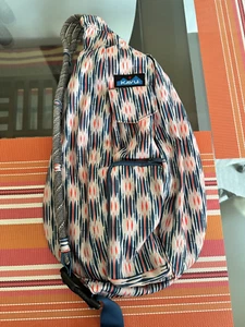 EUC Kavu Rope Sling Bag Handtasche Umhängetasche - Chevron Geometrisch Blau Weiß Orange - Bild 1 von 3