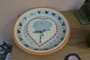Piatto a mosaico in ceramica in terracotta firmato MCM vintage 12" bagno per uccellini - Foto 1 di 7
