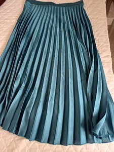 PRELOVED ‘NEW LOOK’ TEAL 'SATIN' PERMANENT PLEAT MIDI SKIRT SIZE 16 - Picture 1 of 10