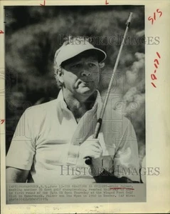 Foto de prensa 1974 Arnold Palmer no le gusta su tiro de primera ronda en el US Open. - Imagen 1 de 2