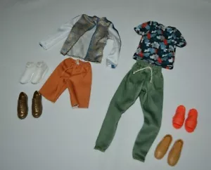 CHAQUETA ROPA MUÑECA KEN, SHORTS, CAMISA FLORAL, PANTALONES, SANDALIAS, 3 PARES DE ZAPATOS - Imagen 1 de 2