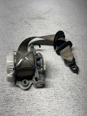 Cinto de segurança dianteiro esquerdo do lado do motorista 2004-2018 MERCEDES-BENZ C250 FABRICANTE DE EQUIPAMENTO ORIGINAL A2048609385 - Imagem 1 de 4