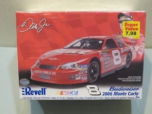 Kit modellino Montecarlo Revell Dale Jr Budweiser 2006 nuovo con scatola sigillato - Foto 1 di 4