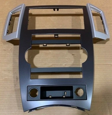 SE ADAPTA A JEEP GRAND CHEROKEE 2008-2010 PANEL DE INSTRUMENTOS BISEL 1QX243AAA - NUEVO OEM Foto 1 de 3