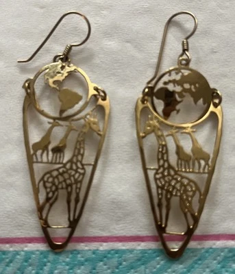 "Pendientes colgantes Wild Bryde tono dorado bebé y mamá jirafa con mundo en movimiento 2,5""" Foto 1 de 2