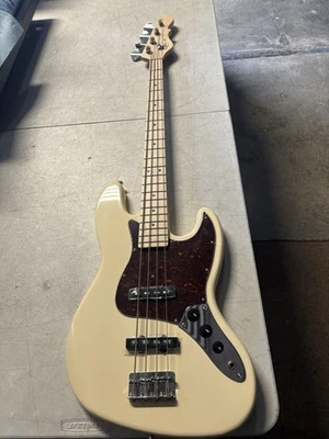 Bajo eléctrico G&L Placentia JB vintage blanco, problemas, grietas en la toma del cuello Foto 1 de 4