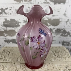 Vintage Fenton Asters & Butterfly on Dusty Rose 9" Hex Vase handbemalt J. Reynolds - Bild 1 von 8