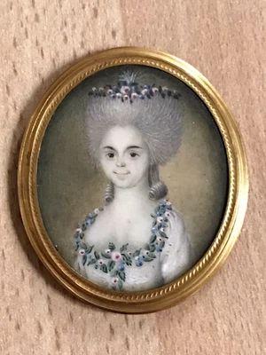 École Française du XVIIIème miniature portrait d’élégante aux fleurs  - Photo 1/3