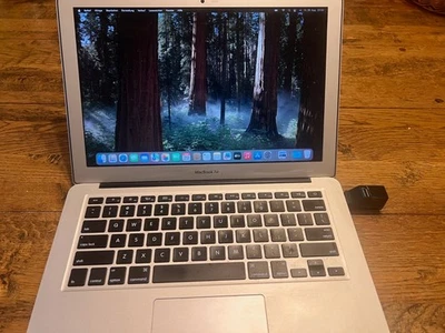 Apple MacBook Air 13" i5 CPU 1.8GHZ  4GB HDD SSD  256GB Sequoia 15.6  Sehr Gut - Bild 1 von 4