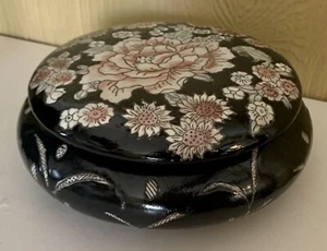 Vintage Chinese Famille Noire Porcelain Round 7” Bowl Trinket Dish Chinoiserie - Picture 1 of 5
