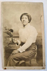 Elegante postal foto real de mujer afroamericana sosteniendo flores RPPC de 1920 - Imagen 1 de 2