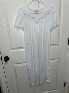 VTG AMANDA STEWART INTIMATES MEDIUM WHITE LACE WITH BLUE FLORAL EMBROIDERY - Picture 1 of 3