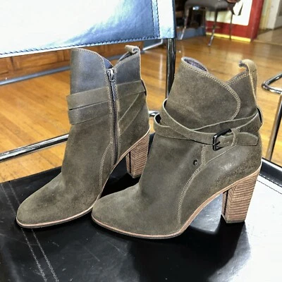 Botín al tobillo Donald Pliner para mujer 8M verde oliva gamuza con tiras hebilla tacón Foto 1 de 4