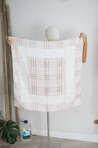 Bufanda de seda rosa Burberry para mujer clásica con patrón de cuadros chal cuadrado Londres” - Imagen 1 de 7