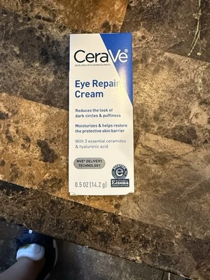 Crema reparadora de ojos CeraVe 0,5 oz crema debajo de los ojos para hinchazón de ojeras Foto 1 de 4