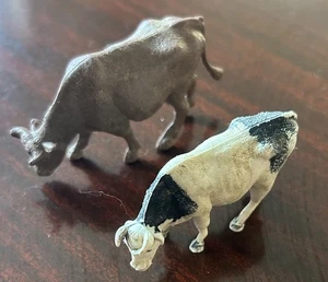 Vacas de plástico marrón y Holstein de juguete vintage con cuernos Hong Kong - Imagen 1 de 6