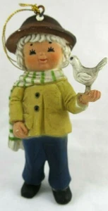 Adorno de árbol de Navidad de plástico vintage estilo hummel niño con pájaro Hong Kong - Imagen 1 de 11