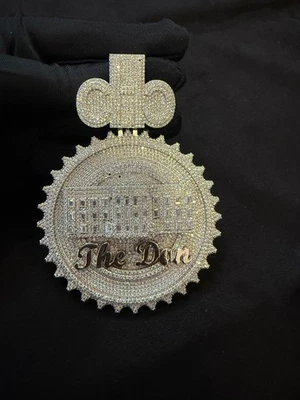 Colgante personalizado de diamantes creados en laboratorio de corte redondo de 3 quilates enchapado en oro blanco de 14 k para hombre Foto 1 de 4