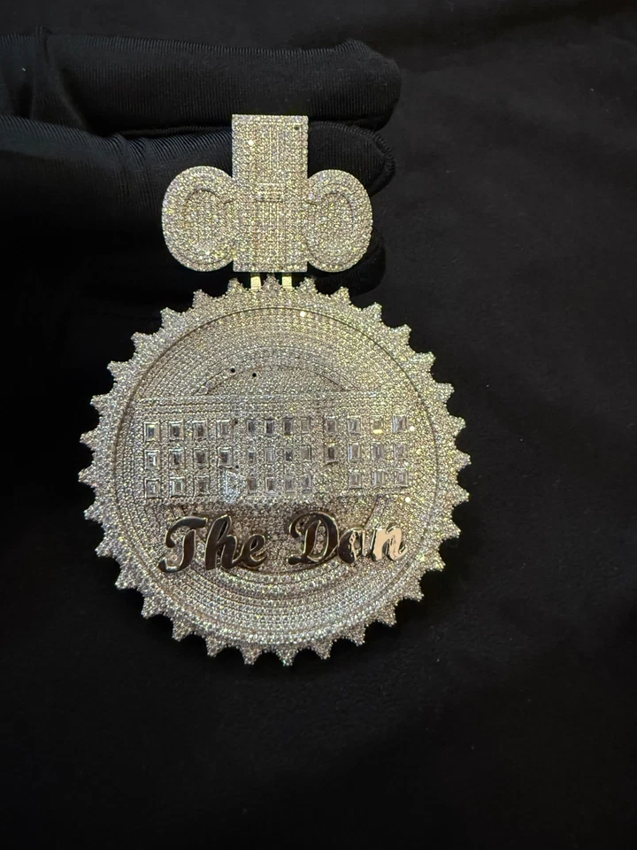 Colgante personalizado de diamantes creados en laboratorio de corte redondo de 3 quilates enchapado en oro blanco de 14 k para hombre Foto 1 de 4