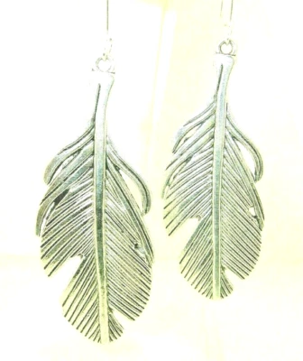 Nuevos Pendientes Colgantes Grandes Texturizados Diseño Pluma Tono Plateado 2-7/8" Largo Foto 1 de 3