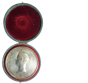 Britain Victoria ROYAL ACADEMY OF ARTS penny black portrait by Wyon silver 68mm - Picture 1 of 2