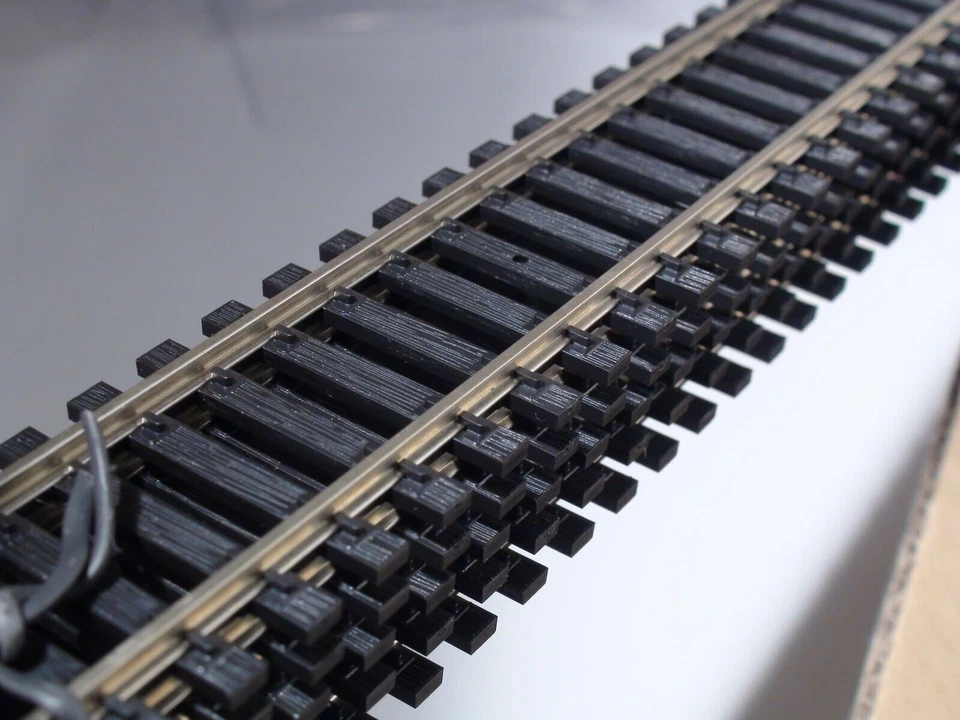 Atlas HO Scale 168 Code 100 36'' Nickel Silver Flex Track Black Ties 5Pk - Image 1 of 1