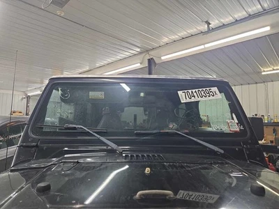 Used Windshield fits: 1998 Jeep Wrangler glass and frame Grade A - Изображение 1 из 4