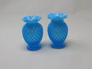 Dos jarrones vintage Fenton de 3 1/2" Hobnail azul vidrio opalescente con volantes - Imagen 1 de 7