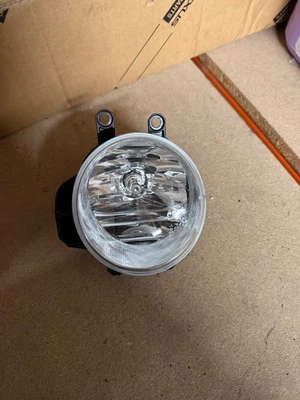 GENUINE NEW 2011-2015 TOYOTA YARIS OS RIGHT SIDE FOG LIGHT 81210-02110 - Image 1 of 3
