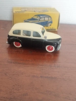 CIJ - 3/45 - Renault Prairie Taxi - Plancher Pincé - En boite - Photo 1/4
