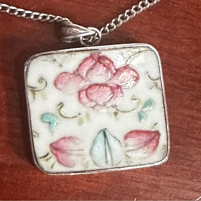 Collar Colgante Artesanal China Rota Cerámica Rosa Blanco Flor Tono Plata Foto 1 de 4