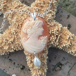 PENDENTE CON CAMMEO CORNIOLA ORIGINALE E PERLA BIANCA IN ARGENTO 925% , CATENA - Foto 1 di 3