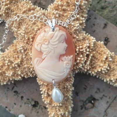 PENDENTE CON CAMMEO CORNIOLA ORIGINALE E PERLA BIANCA IN ARGENTO 925% , CATENA - Immagine 1 di 3