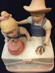 ¡¡¡¡Estatuilla de porcelana HOMCO-Denim Days PEQUEÑO NIÑO Y NIÑA SOPLANDO VELAS!!!¡! - Imagen 1 de 6