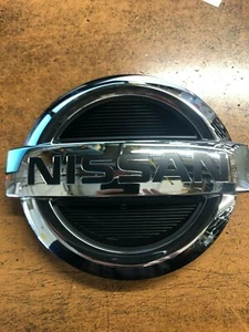 NUEVO FABRICANTE DE EQUIPOS ORIGINALES 2016-2020 EMBLEMA PARRILLA DELANTERA NISSAN TITAN - LOGOTIPO NISSAN - Imagen 1 de 3