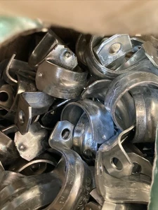 (Lot of 100) Single Hole Pipe Strap for 1" EMT Conduit - Picture 1 of 2