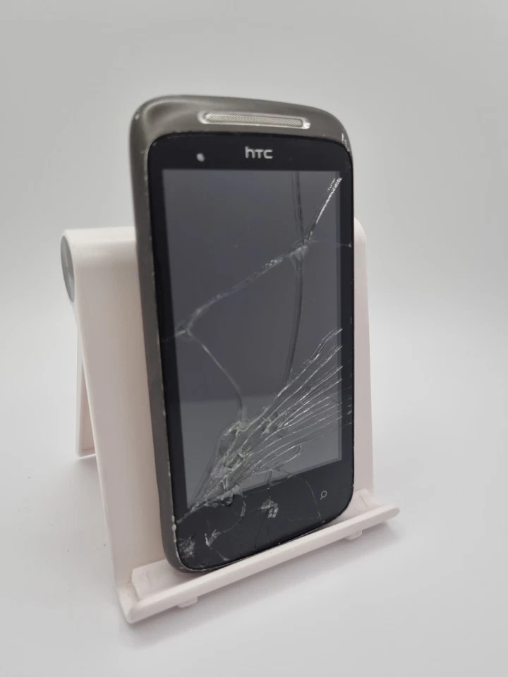 HTC 7 Mozart Black EE 8GB 3.7" 8MP Windows Smartphone Cracked Incomplete - Image 1 of 4