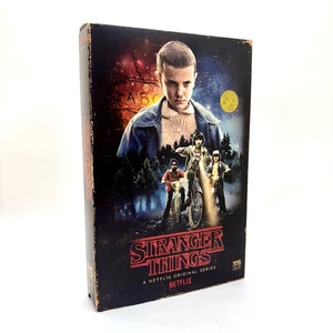 STRANGER THINGS Season 1 (Blu-Ray/DVD 2016, VHS BOX Collector's Edition) Netflix - Picture 1 of 9