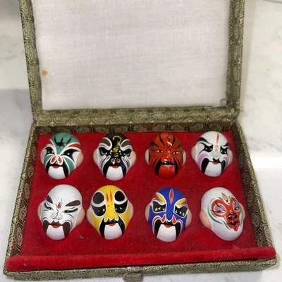 Máscaras de Ópera de Pekín en caja decorativa. Mini máscara vintage pintada a mano de 8 piezas. Foto 1 de 4