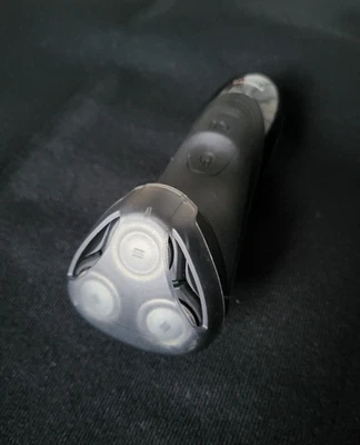 Philips AquaTouch AT899 Men’s Electric Shaver – Wet & Dry, Excellent Condition - Image 1 of 4