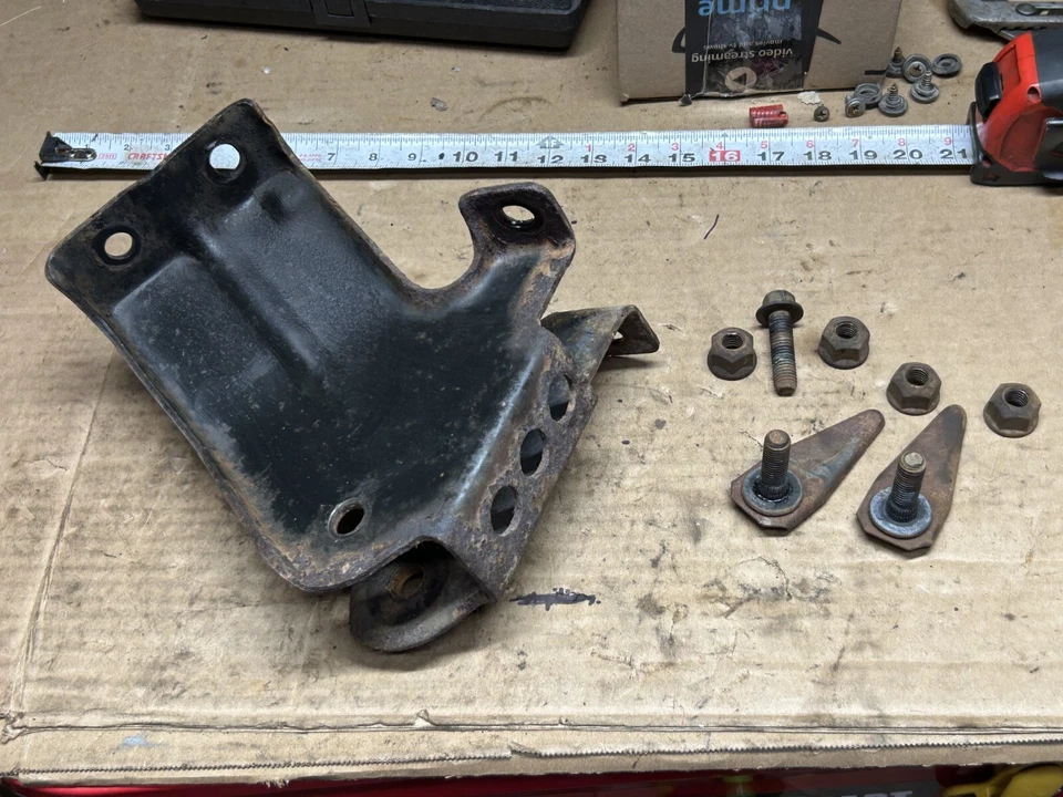 91-94 Ford Explorer - Dana 35 TTB IFS - Axle Pivot Bracket Mount F37A-3B178-AC - Image 1 of 4