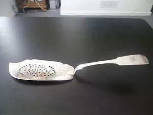 Antica fetta da servizio pesce placcata argento modello 'Old English' inseguita e traforata - Foto 1 di 10
