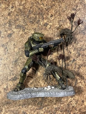 HALO 3 - Master Chief Vs Flood Statue Figure - McFarlane Toys 2008 - Image 1 of 4