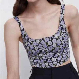Camiseta sin mangas corta de jacquard floral flor púrpura talla pequeña de Zara para mujer nueva con etiquetas - Imagen 1 de 13