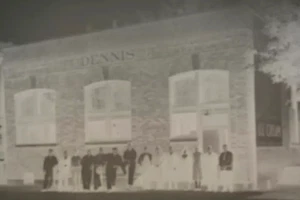 Dennis Ice Cream Co, Edificio con Hombres, Foto Negativa De Colección, 3 3/4" X 2 7/8" - Imagen 1 de 2