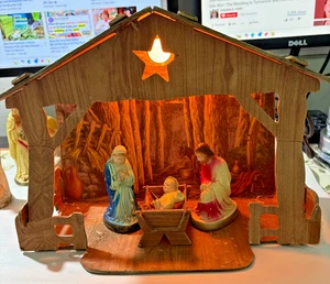 Vintage Krippe Krippe aus Pappe mit Wandbild Hintergrund und Figuren - Bild 1 von 10