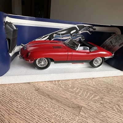 Polistil Italy Jaguar XKE Roadster 1964 4.2 L Diecast 1/18 Red Convertible w/Box - Image 1 of 4