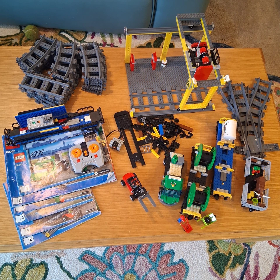 Lego City set 60052 Train Set Incomplete w/ Instruction Manuals - Image 1 of 4