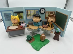 VTG Peanuts Charlie Brown 2002 School Desk Toy Set w/ Sally Lucy Patty HTF - Picture 1 of 24